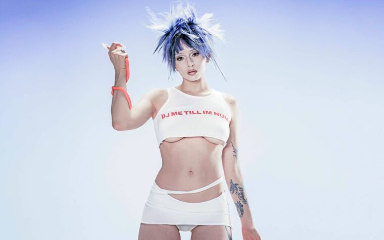 Ashnikko partage un nouveau single torride et provocateur `` itty bitty ''