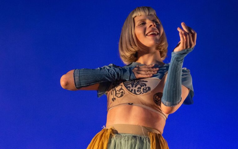 Aurora s'exprime sur un impact "étrange et merveilleux" de 'à travers les yeux d'un enfant' apparaissant dans «l'adolescence»