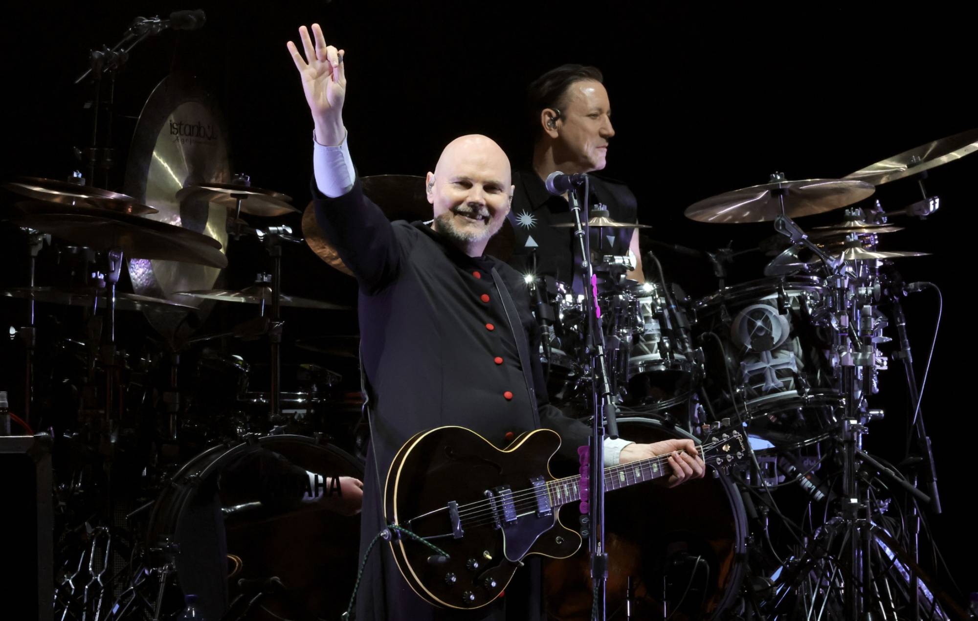 Billy Corgan des Smashing Pumpkins se produit sur scène. (Photo de Kevin Winter / Getty Images for Audacy)