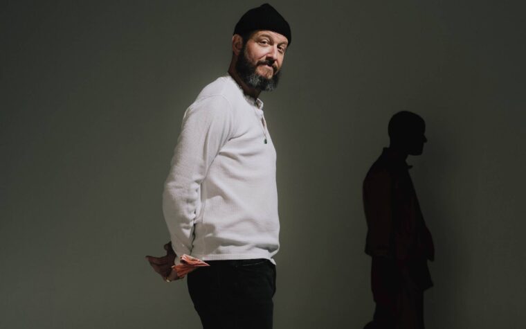 Bon Iver pour faire ses débuts à deux simples via un flux de caméras de sentier 24/7 - y compris Danielle Haim Collab