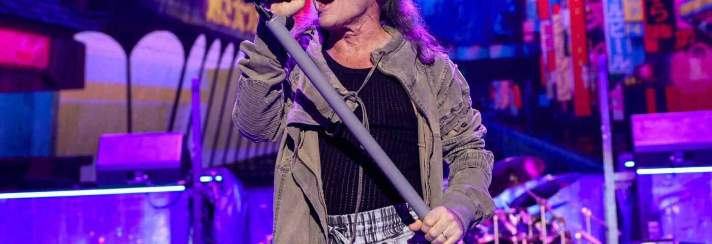 Bruce Dickinson d'Iron Maiden a dit qu'il préférait arrêter de jouer en direct que de devenir « Disneyland Maiden » avec des pistes de soutien