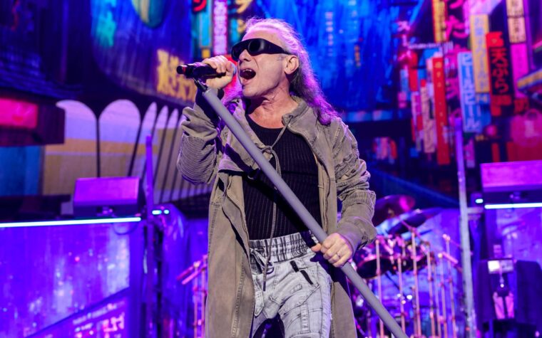 Bruce Dickinson d'Iron Maiden a dit qu'il préférait arrêter de jouer en direct que de devenir "Disneyland Maiden" avec des pistes de soutien