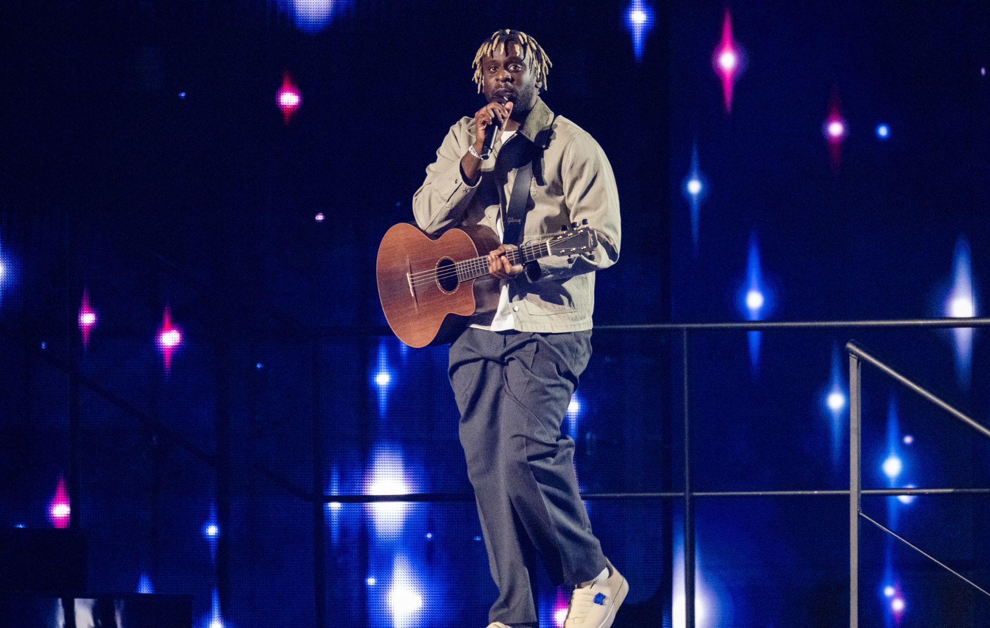 Myles Smith se produit aux Brit Awards 2025