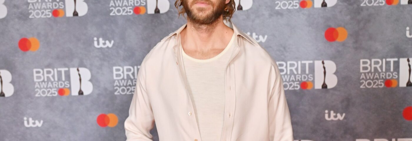 Calvin Harris taquine une nouvelle chanson country 'Smoke The Pain Away' – se mettant en vedette sur le chant et la guitare