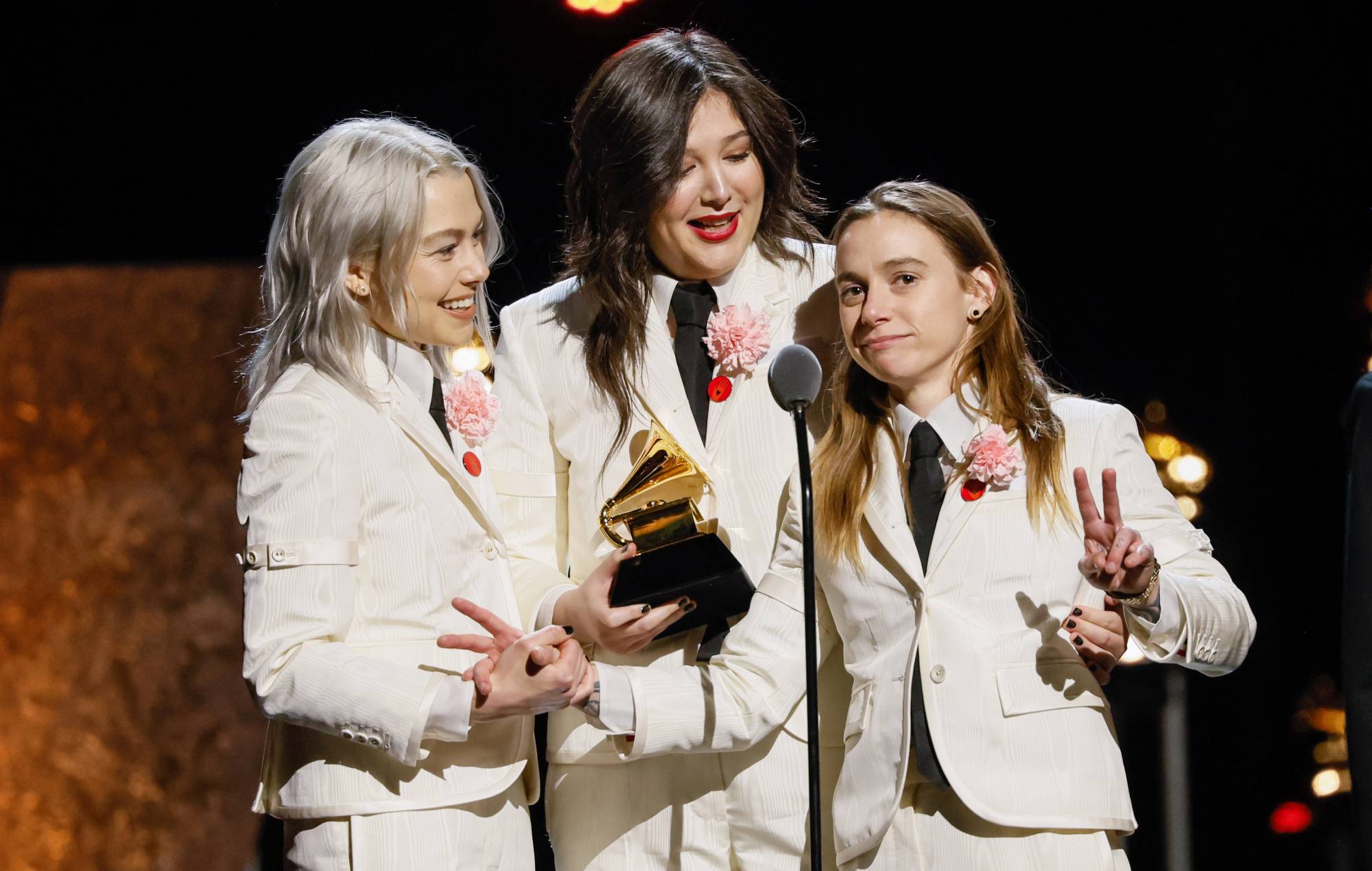 Boygenius accepte le prix de la performance rock aux 66th Grammy Awards. (Robert Gauthier / Los Angeles Times via Getty Images)