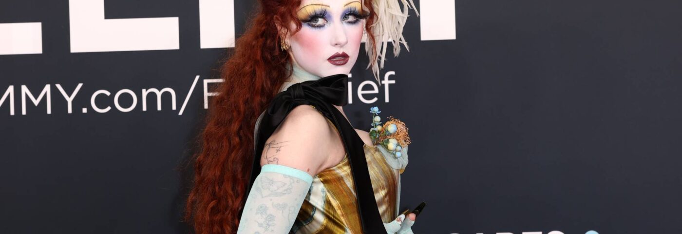 Chappell Roan dédicace son Brit Award aux « artistes trans, à la drag queens, aux étudiants de la mode, aux travailleuses du sexe et à Sinead O'Connor »