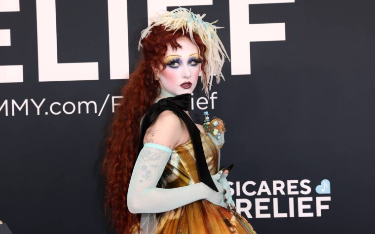 Chappell Roan dédicace son Brit Award aux "artistes trans, à la drag queens, aux étudiants de la mode, aux travailleuses du sexe et à Sinead O'Connor"