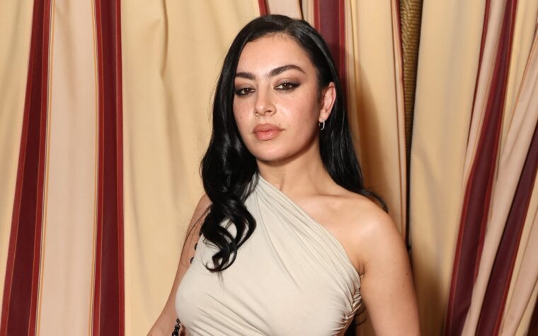 Charli XCX est chauffé dans le premier clip du nouveau film «Overcompensating»