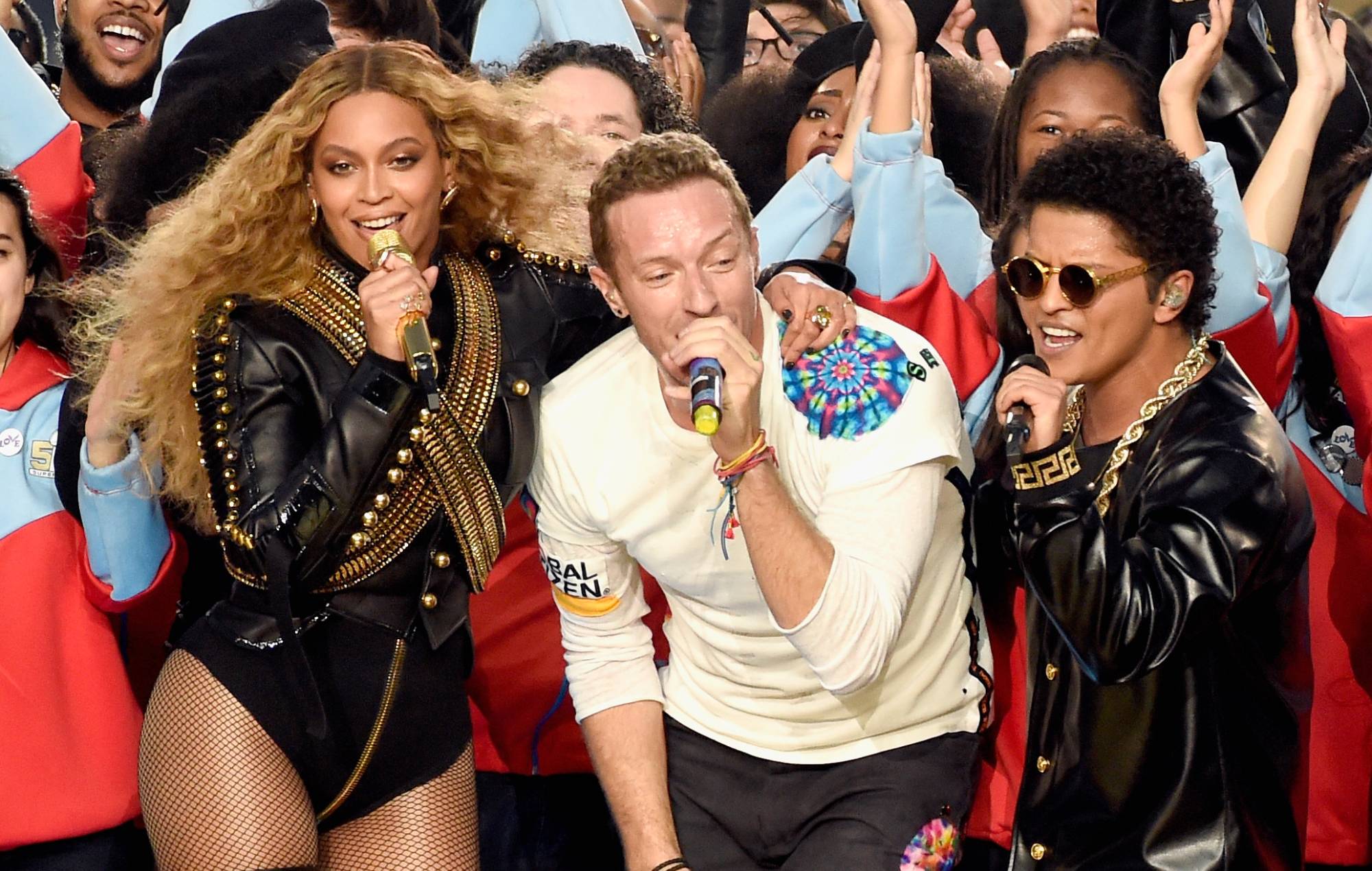 Beyonce, Chris Martin de Coldplay et Bruno Mars se produisent sur scène lors du spectacle de mi-temps Pepsi Super Bowl 50 au Levi's Stadium le 7 février 2016 à Santa Clara, en Californie. (Photo de Kevin Mazur / WireImage)