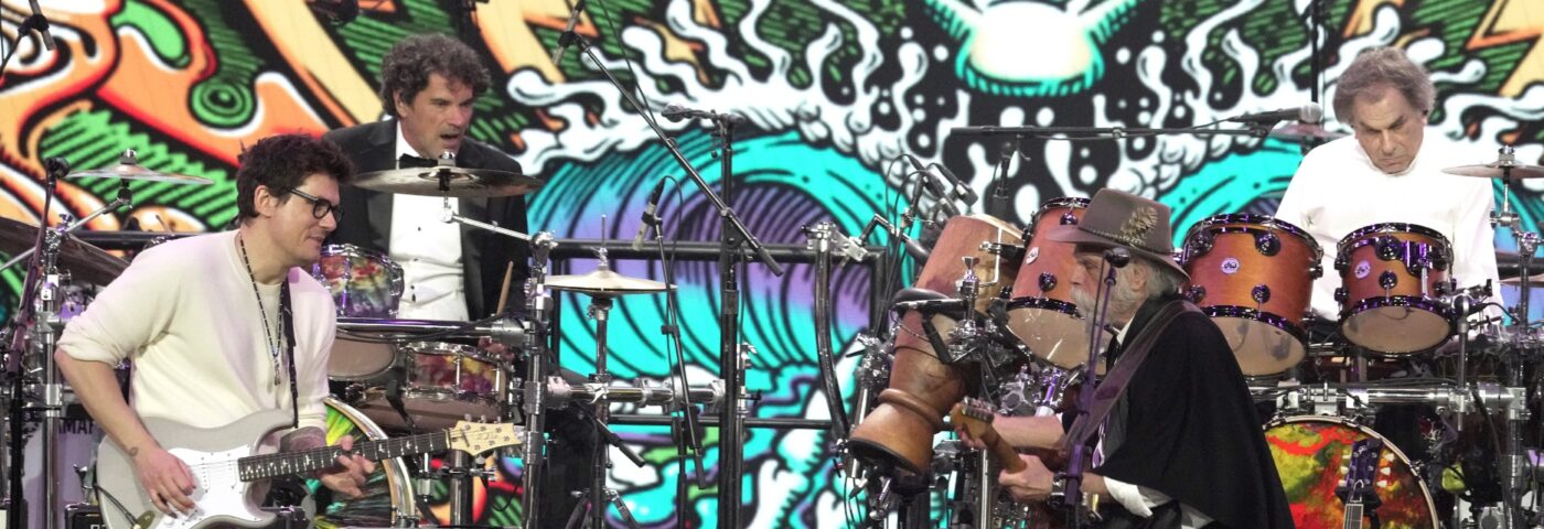 Dead & Company rendit hommage à Phil Lesh avec la performance «Box of Rain» Dead & Company rendit hommage à Phil Lesh avec la performance «Box of Rain»