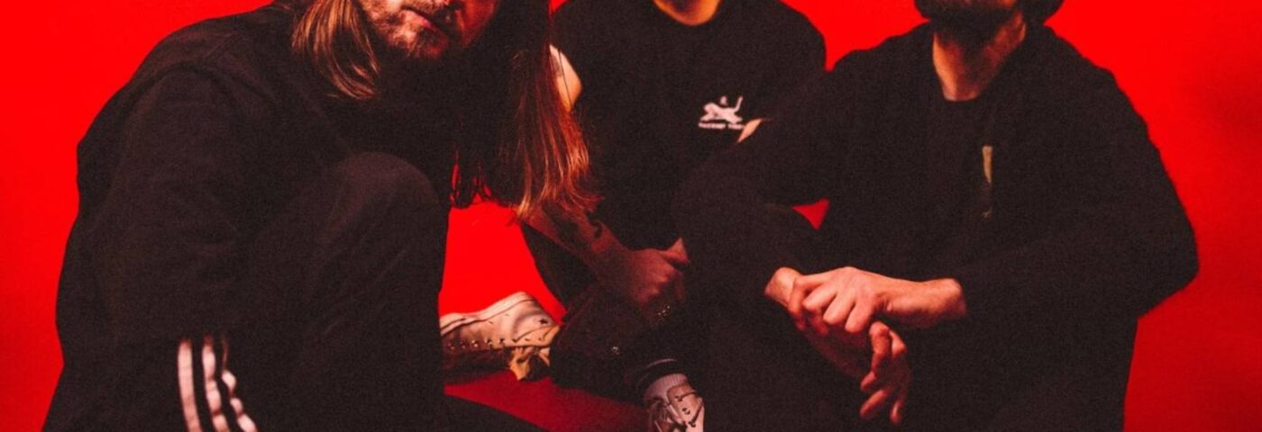Dinosaur Empile Return avec le premier single « Intense and Viscéral » en cinq ans « , » Bout pour le perdre « 