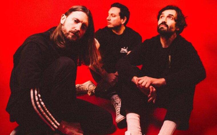 Dinosaur Empile Return avec le premier single "Intense and Viscéral" en cinq ans "," Bout pour le perdre "