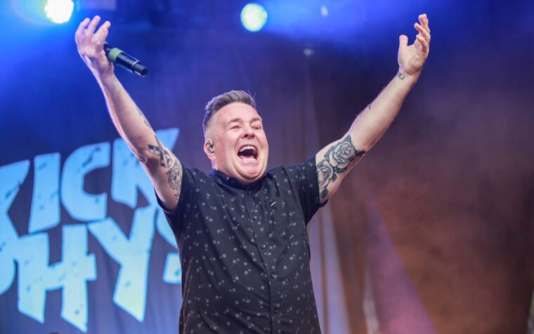 Dropkick Murphys Singer brise le silence après avoir affronté le fan de Trump portant un chapeau Maga au concert de Boston