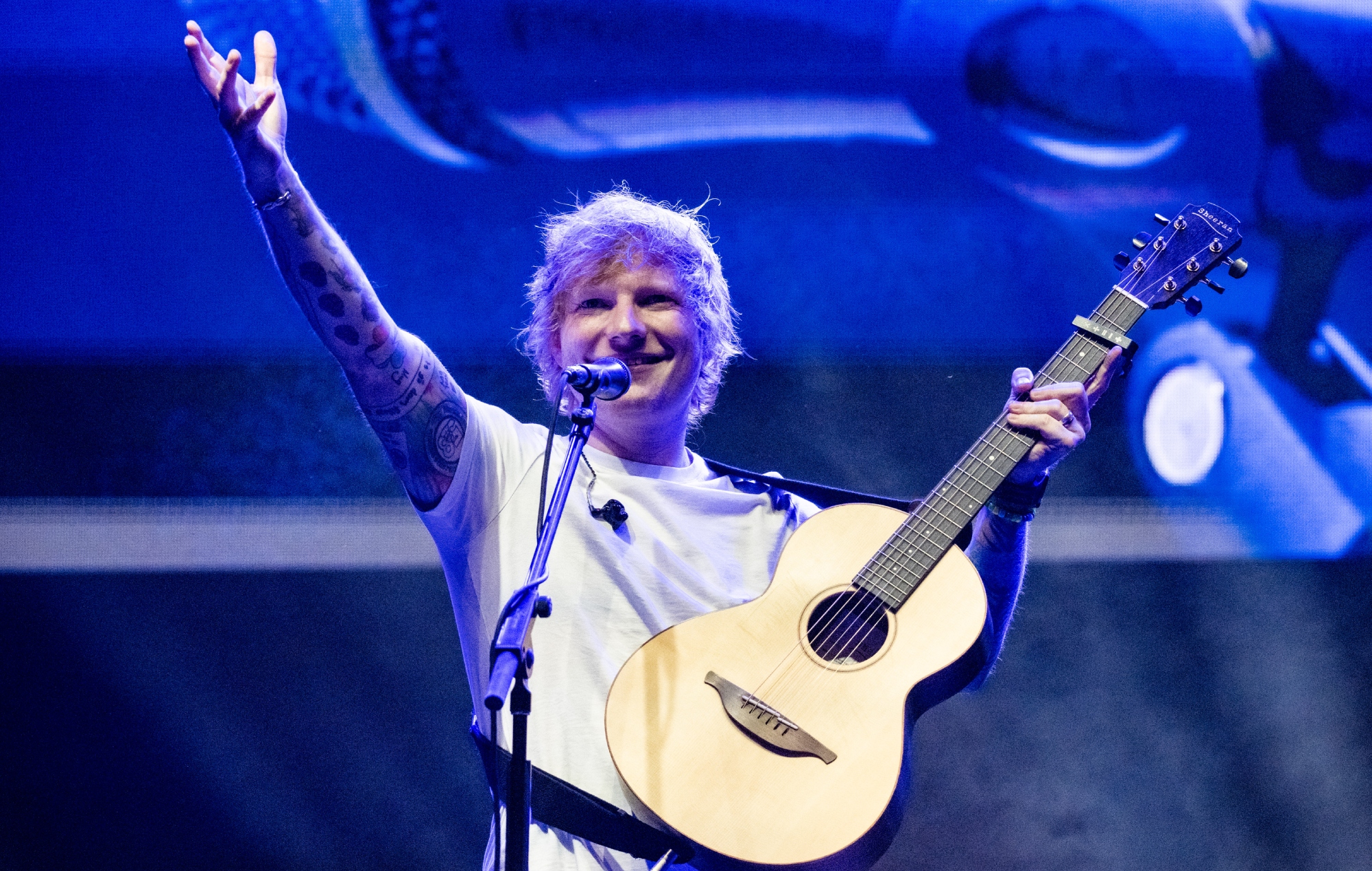 Ed Sheeran se produisant en direct sur scène