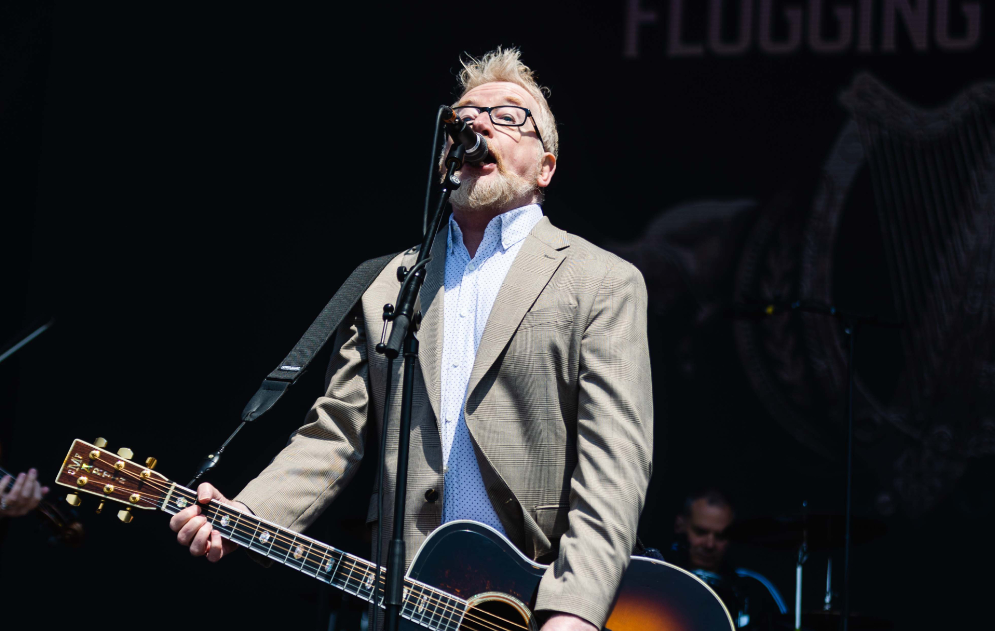 Dave King se produisant en direct sur scène avec Flogging Molly