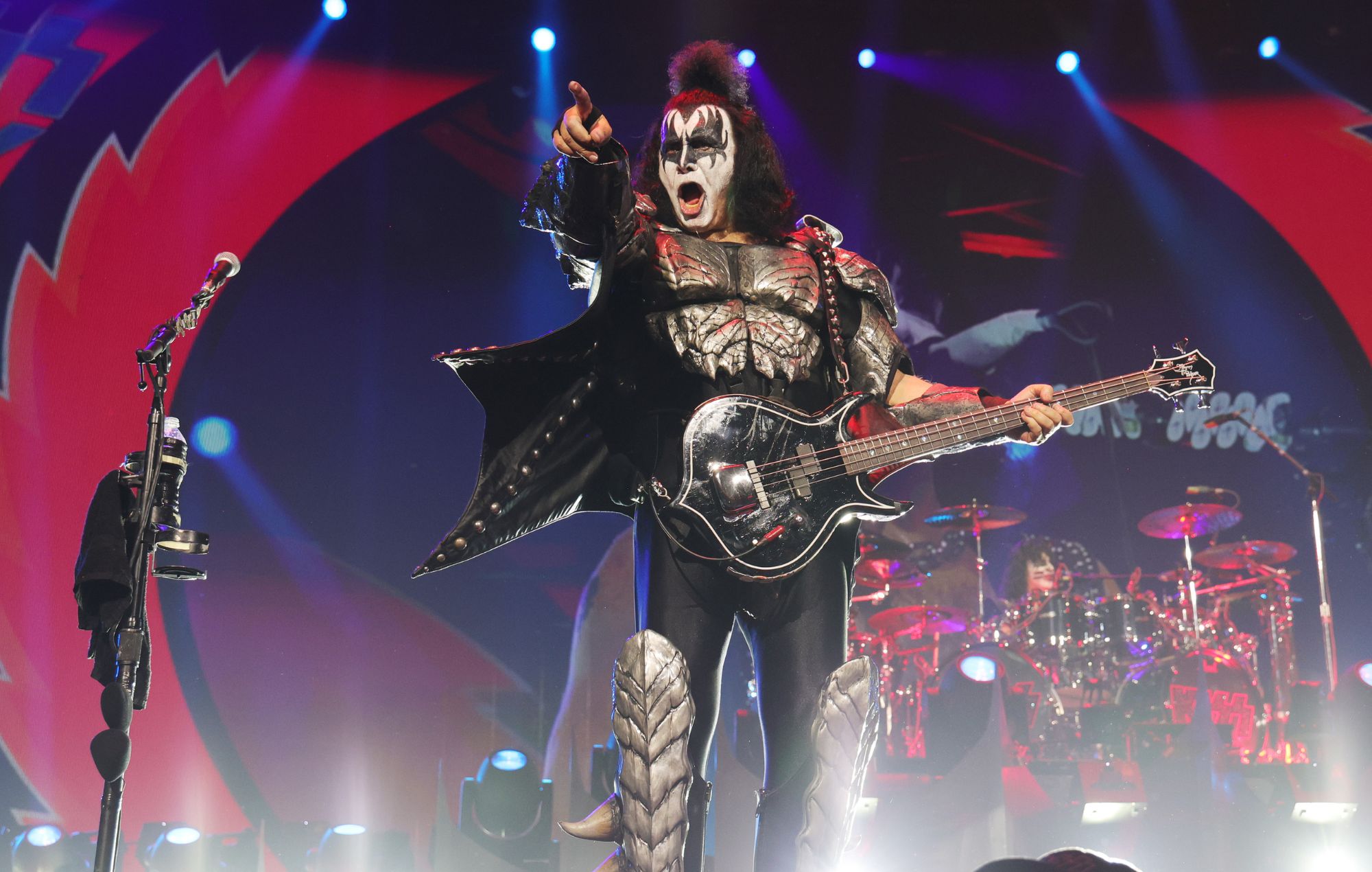 Gene Simmons of Kiss se produit lors du dernier spectacle de Kiss: End of the Road World Tour en 2023