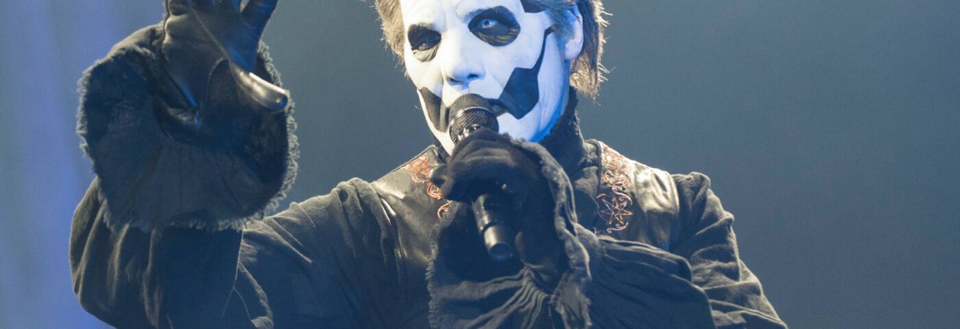 Ghost taquine « New » le chanteur Papa V perpetua avec le panneau d'affichage de Las Vegas: « V arrive »