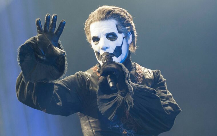 Ghost taquine "New" le chanteur Papa V perpetua avec le panneau d'affichage de Las Vegas: "V arrive"