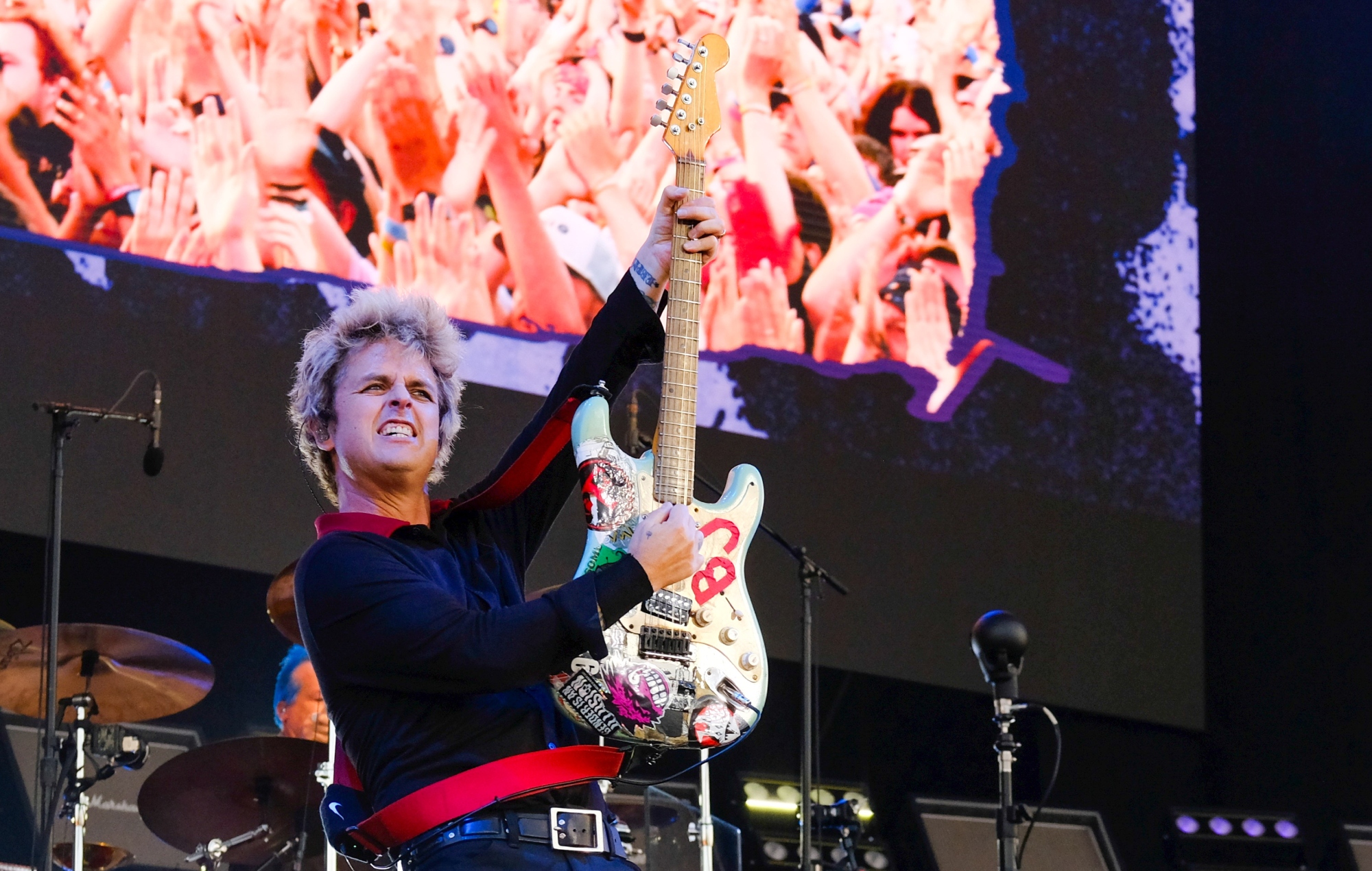 Billie Joe Armstrong se produisant en direct sur scène avec Green Day