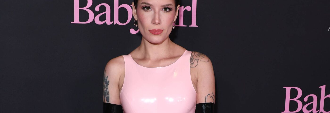 Halsey partage des images officielles énergiques de ses débuts en direct de «Safeword»