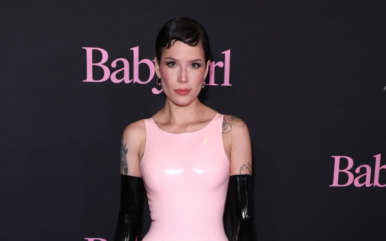 Halsey partage des images officielles énergiques de ses débuts en direct de «Safeword»
