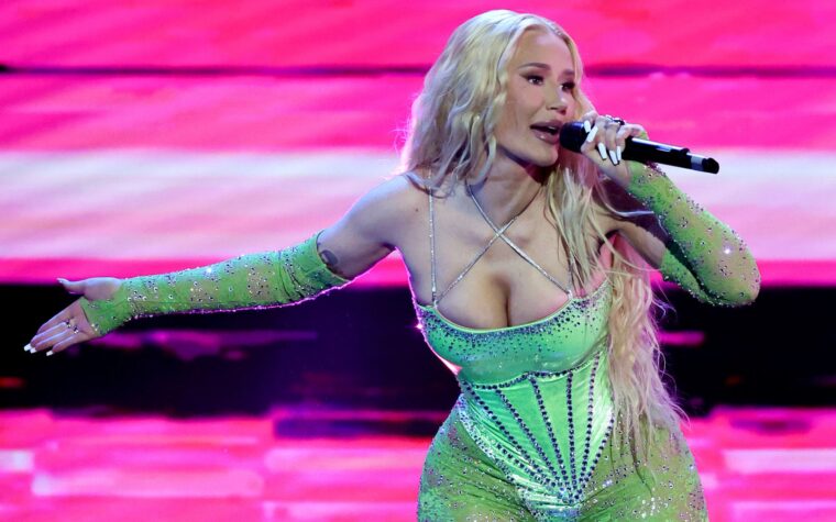 Iggy Azalea claque des "criminels" à Universal Music Group, dit qu'elle devait des millions de dollars "dans la gamme de 8 chiffres"