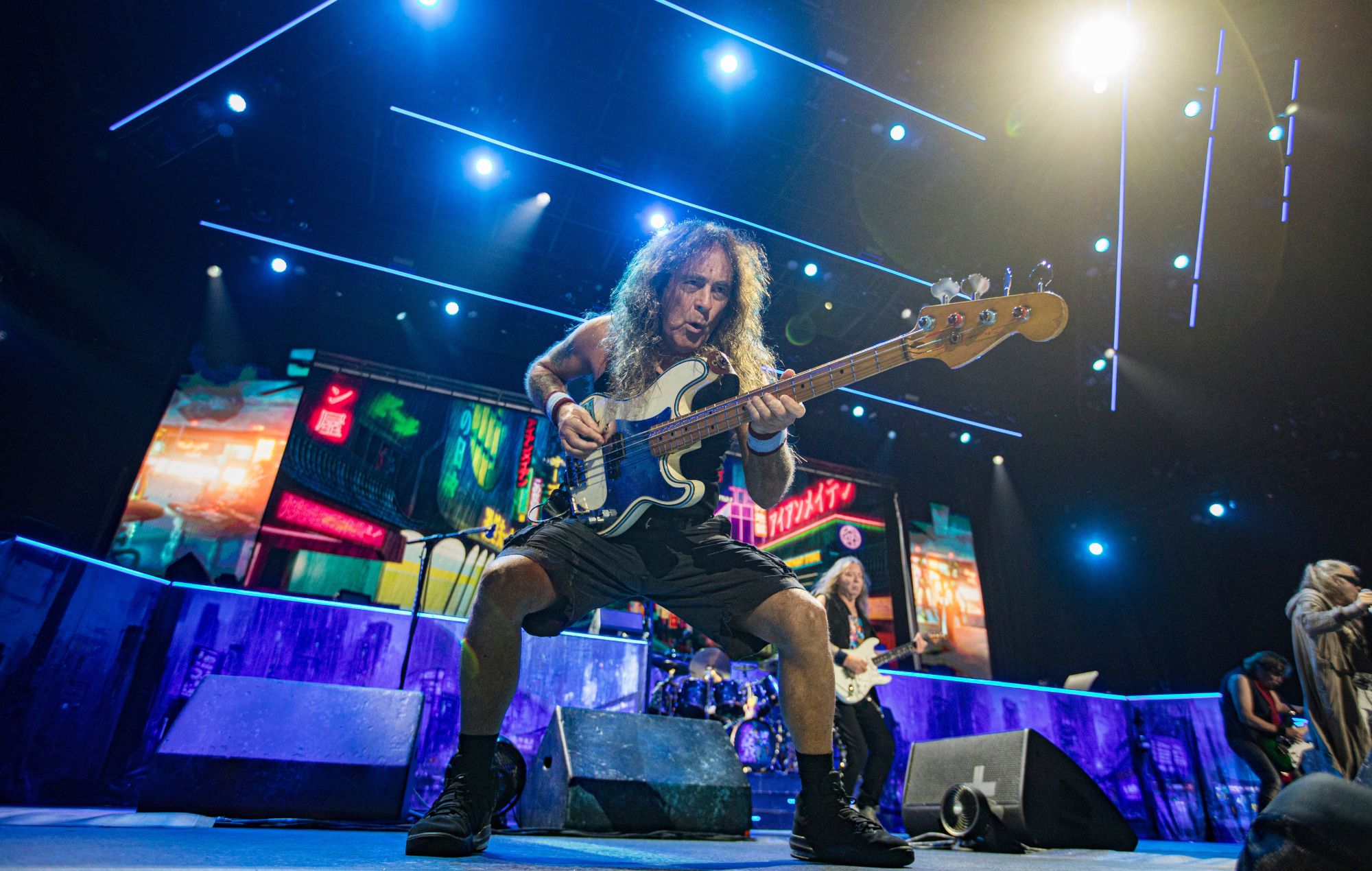 Steve Harris d'Iron Maiden joue en direct