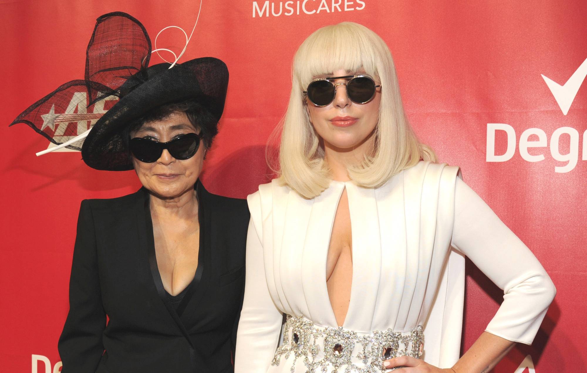 Yoko Ono et Lady Gaga assistent à 2014 Musicares Person of the Year en l'honneur de Carole King au Los Angeles Convention Center le 24 janvier 2014 à Los Angeles, en Californie. (Photo de Kevin Mazur / WireImage)