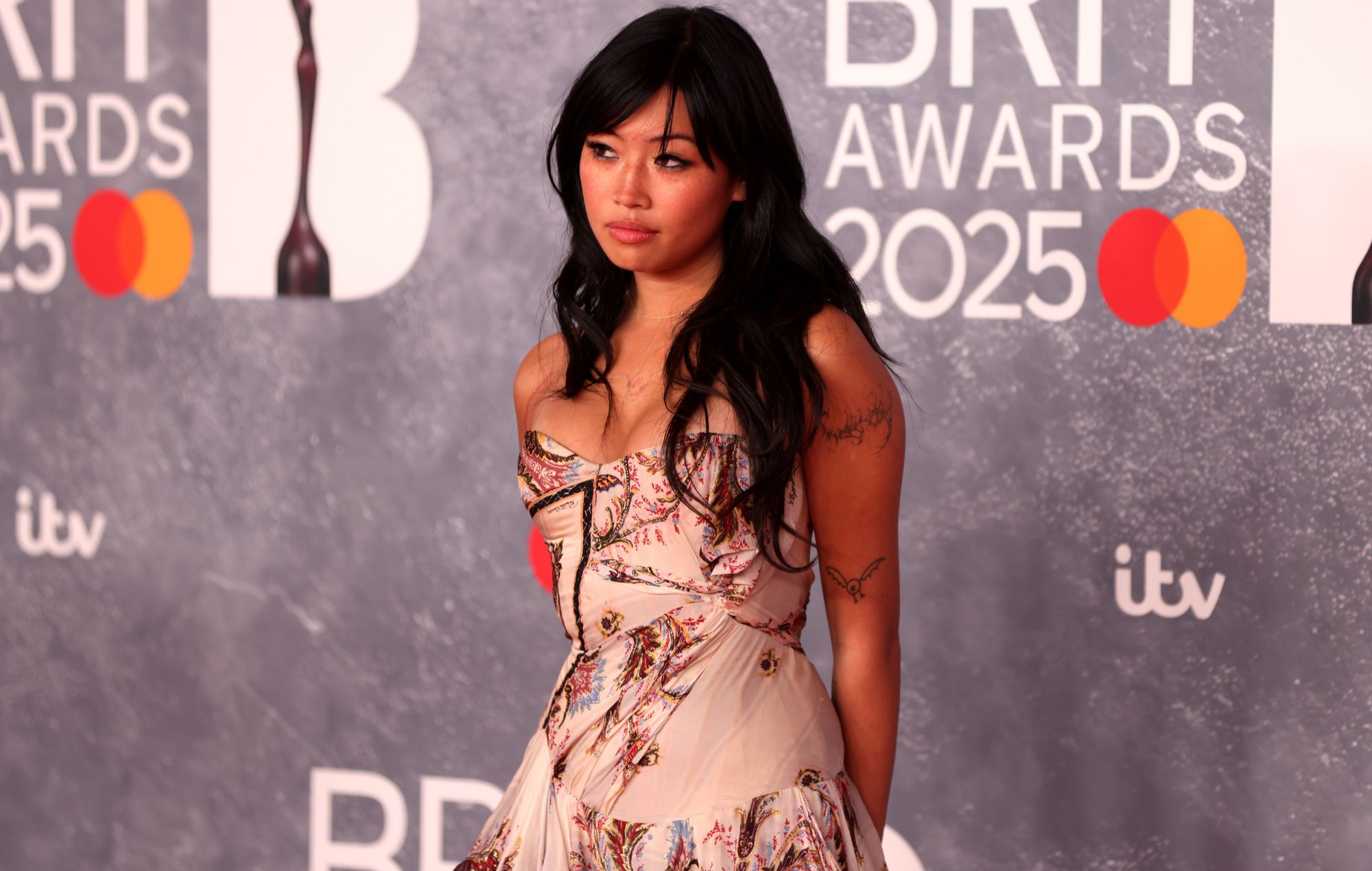 Beabadoobee assiste aux Brit Awards 2025