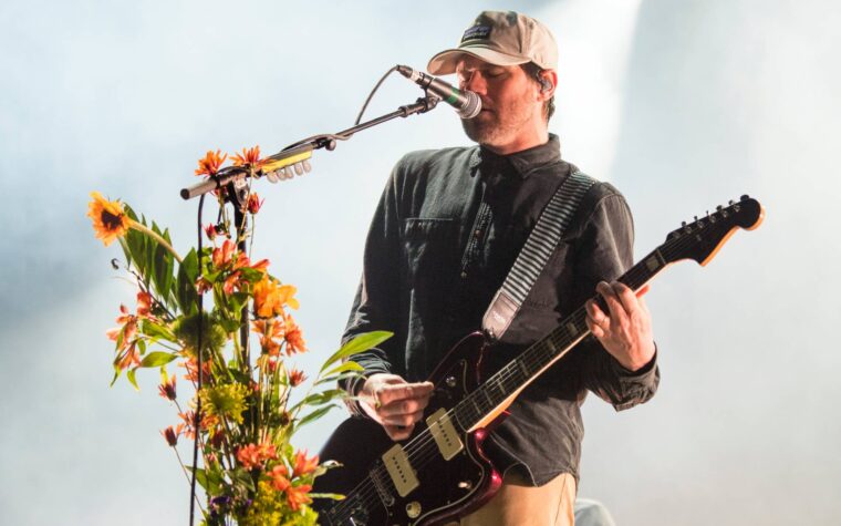 Jesse Lacey de Brand News aborde la mort de Stepson et interprète une nouvelle chanson émotionnelle sur le chagrin