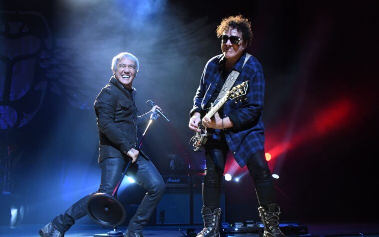 Journey Harte brusquement le concert de Houston pendant `` Don't Stop Beliefin '' après le feu électrique