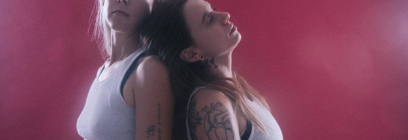 Julien Baker et Torres partagent un nouveau single «  Dirt '', et Annuler les spectacles en raison d'une commotion cérébrale