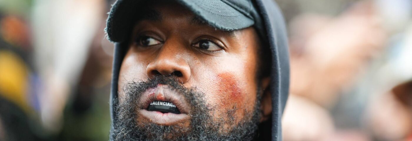 Kanye West demande aux bijoutiers de concevoir une chaîne de croix gammée pour lui Kanye West demande aux bijoutiers de concevoir une chaîne de croix gammée pour lui