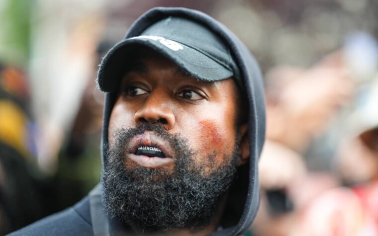 Kanye West demande aux bijoutiers de concevoir une chaîne de croix gammée pour lui