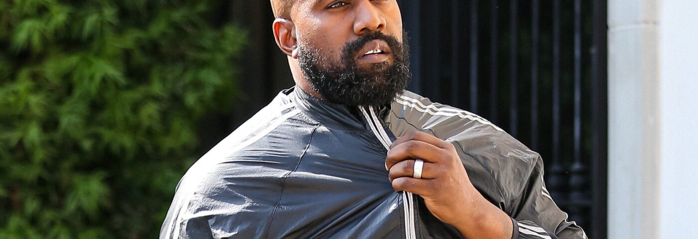 Kanye West taquine le service du dimanche Retour puis publie la photo de KKK Robe