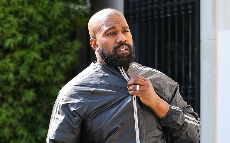 Kanye West taquine le service du dimanche Retour puis publie la photo de KKK Robe