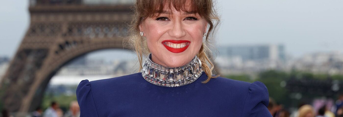 Kelly Clarkson dit qu'elle a « perdu beaucoup » alors qu'elle marque le 1 000e épisode de Chat Show