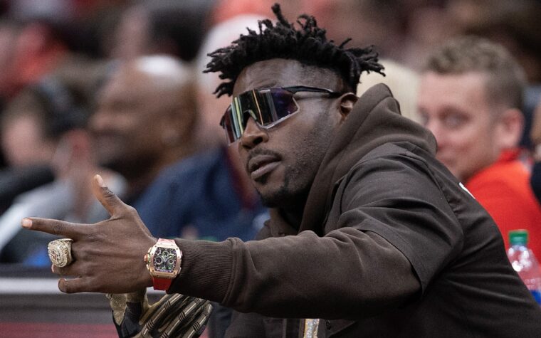 L'ancienne star de la NFL, Antonio Brown, affirme qu'il a été réservé pour Fyre Festival 2