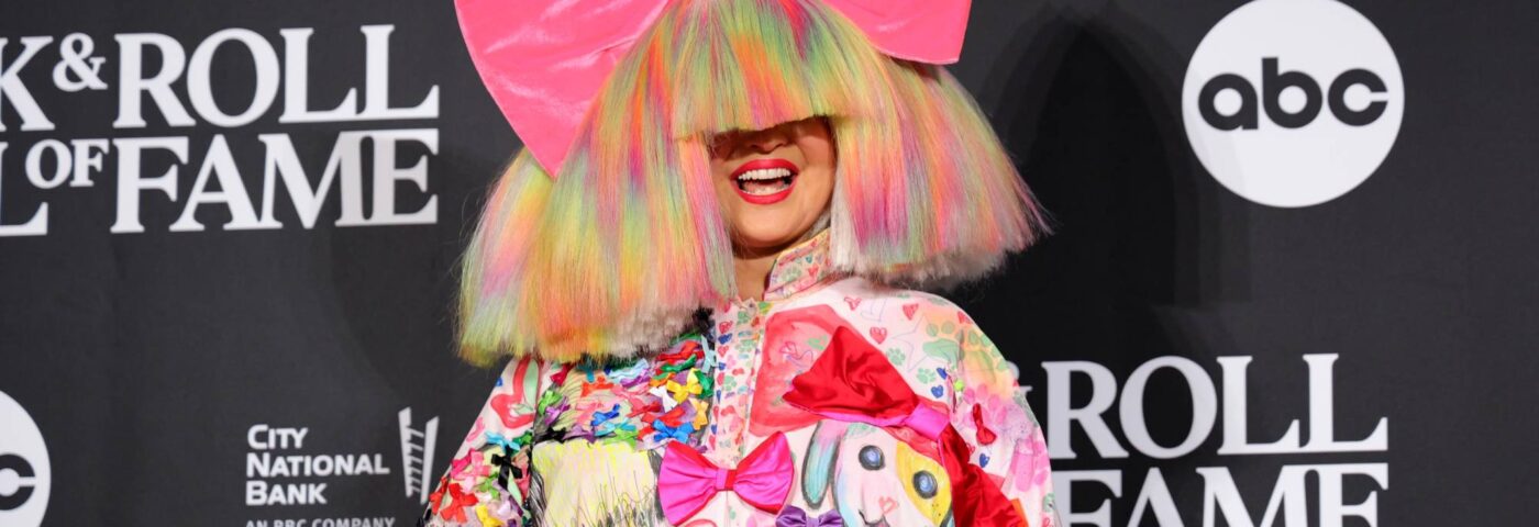 La SIA a accueilli le troisième enfant, nommé Somersault, avec un mari éloigné l'année dernière
