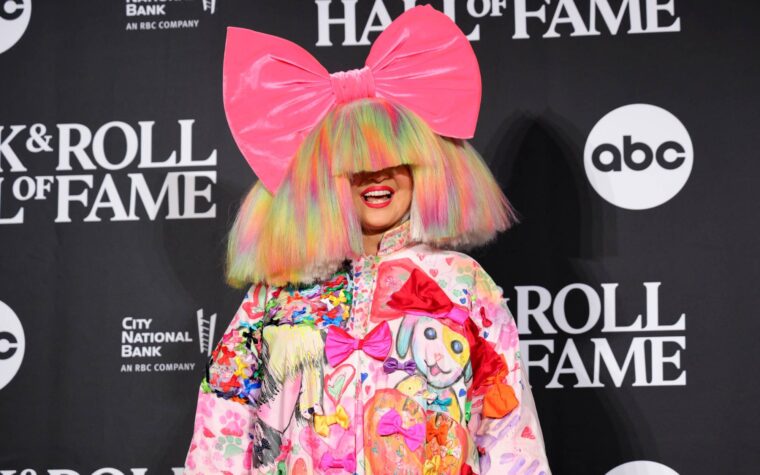 La SIA a accueilli le troisième enfant, nommé Somersault, avec un mari éloigné l'année dernière