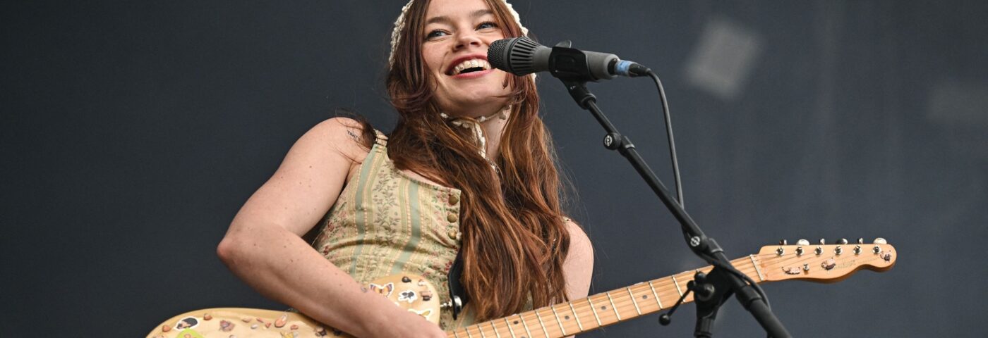 La jambe mouillée taquine et confirme la date de sortie du single de retour «  Catch ces poings ''