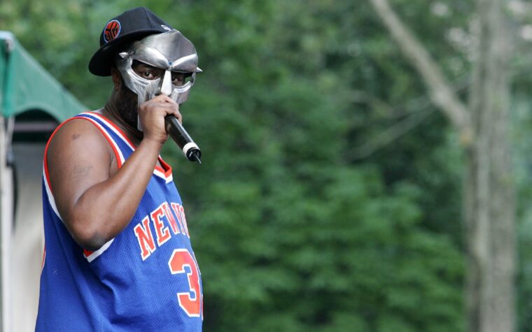 La veuve de MF Doom et l'ancien différend A&R résolvent concernant les cahiers manuscrits du musicien