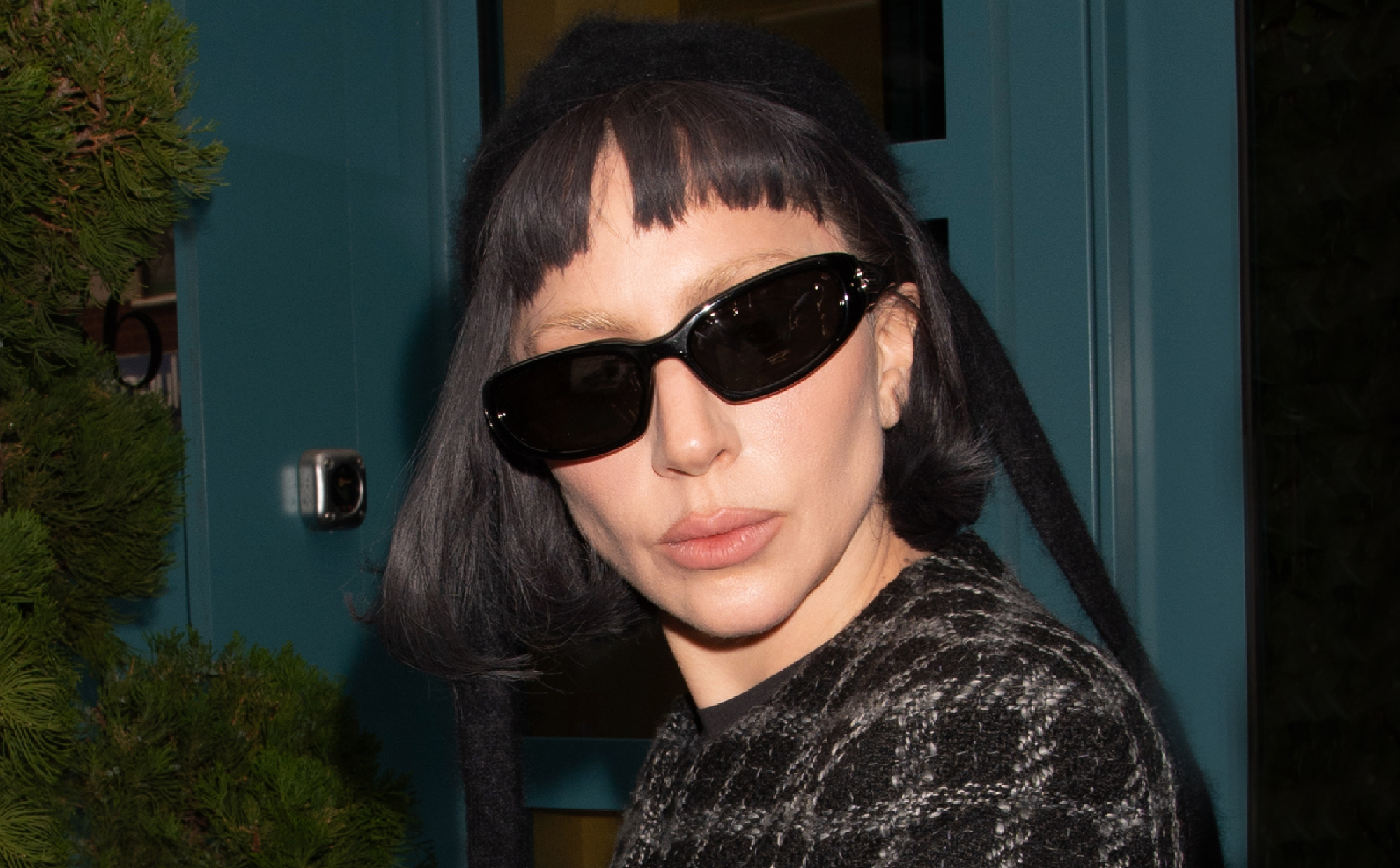 Lady Gaga est vue signer des autographes. Crédit - Getty Images / Mega / GC Images