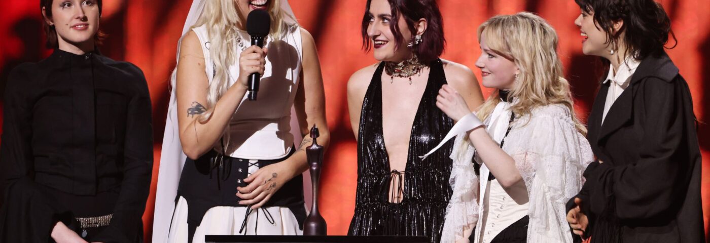 Le dernier dîner crie les lieux de musique de base alors qu'ils remportent le meilleur nouvel artiste aux Brit Awards 2025 Le dernier dîner crie les lieux de musique de base alors qu'ils remportent le meilleur nouvel artiste aux Brit Awards 2025