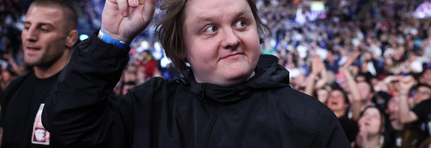 Lewis Capaldi fait une apparition publique à la WWE Smackdown à Londres après une interruption de santé mentale Lewis Capaldi fait une apparition publique à la WWE Smackdown à Londres après une interruption de santé mentale