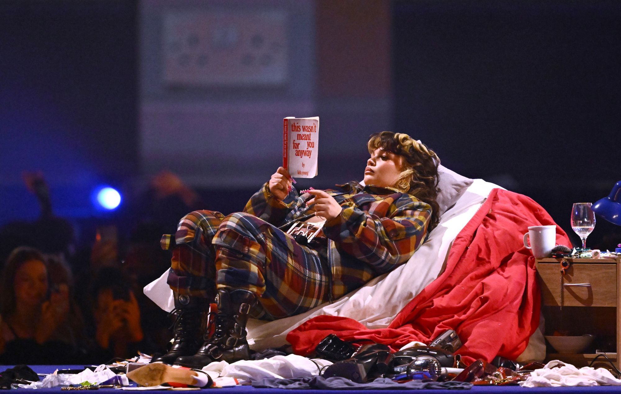 Lola Young se produit sur scène pendant les Brit Awards 2025