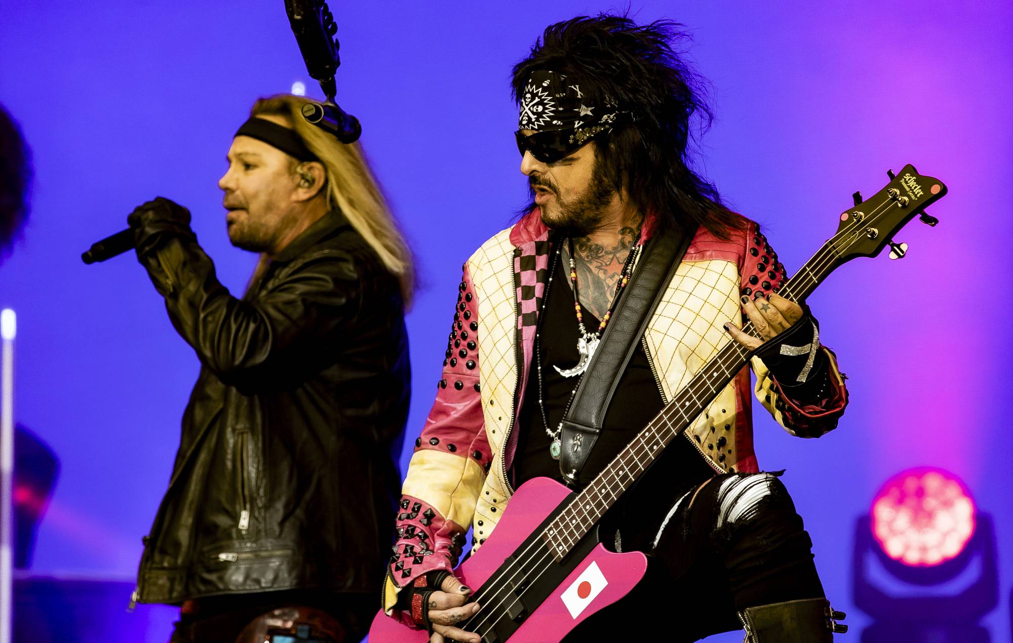 Nikki Sixx se produit avec Motley Crue