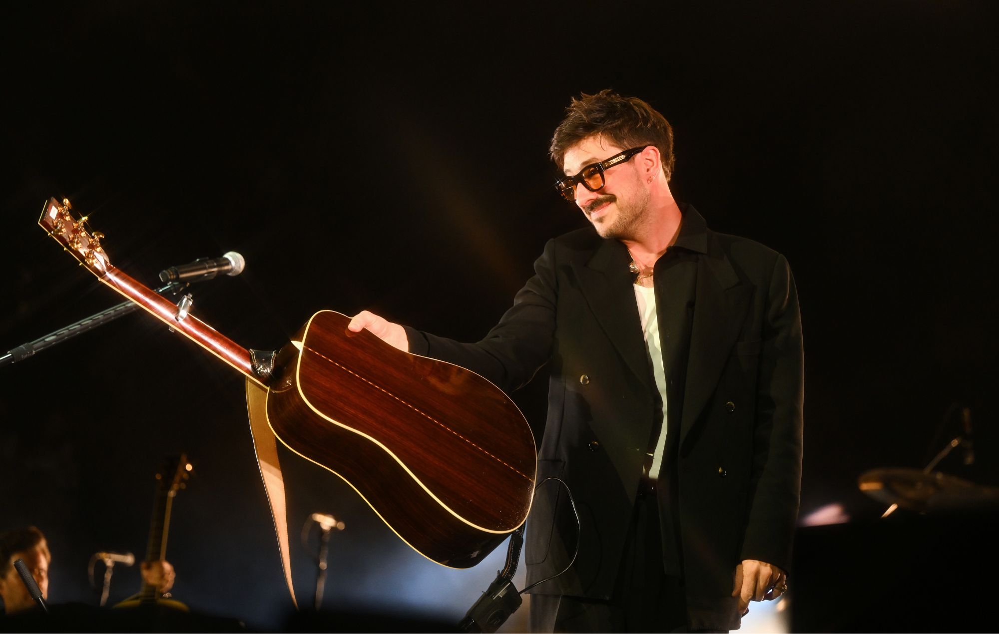 Marcus Mumford de Mumford & Sons se produit en direct
