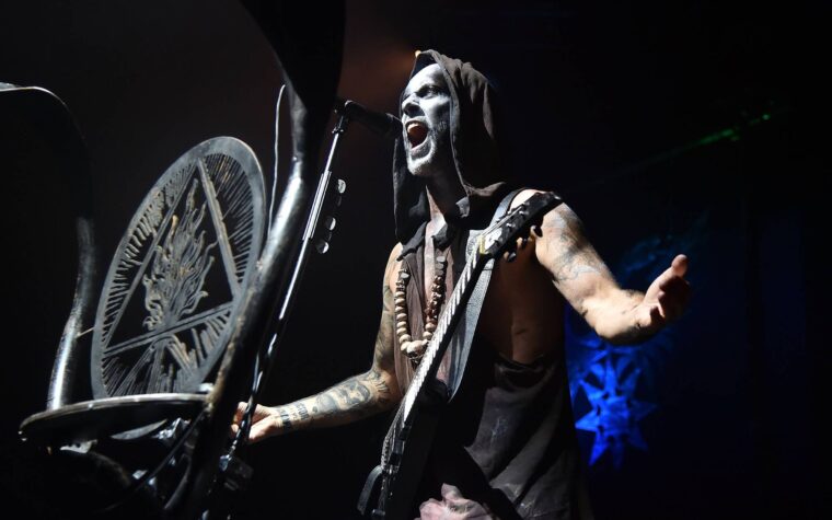 Nergal de Behemoth a acquitté des «sentiments religieux offensés» avec le crucifix du pénis: "la justice a prévalu"