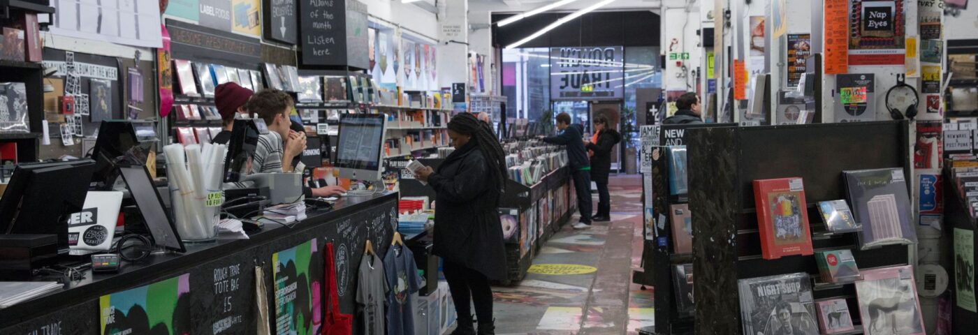 Nouveau système de recyclage pour le vinyle et le CD injouables lancés – avec un commerce brut et d'autres magasins britanniques à bord